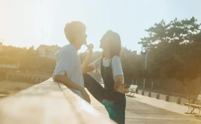 浇花的漂亮女孩